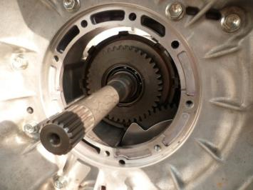 2.2. Alojamiento en la carcasa de transmisión. Transmision y convertidor de par en carretillas elevadoras de combustión TRANSMISIÓN Y CONVERTIDOS